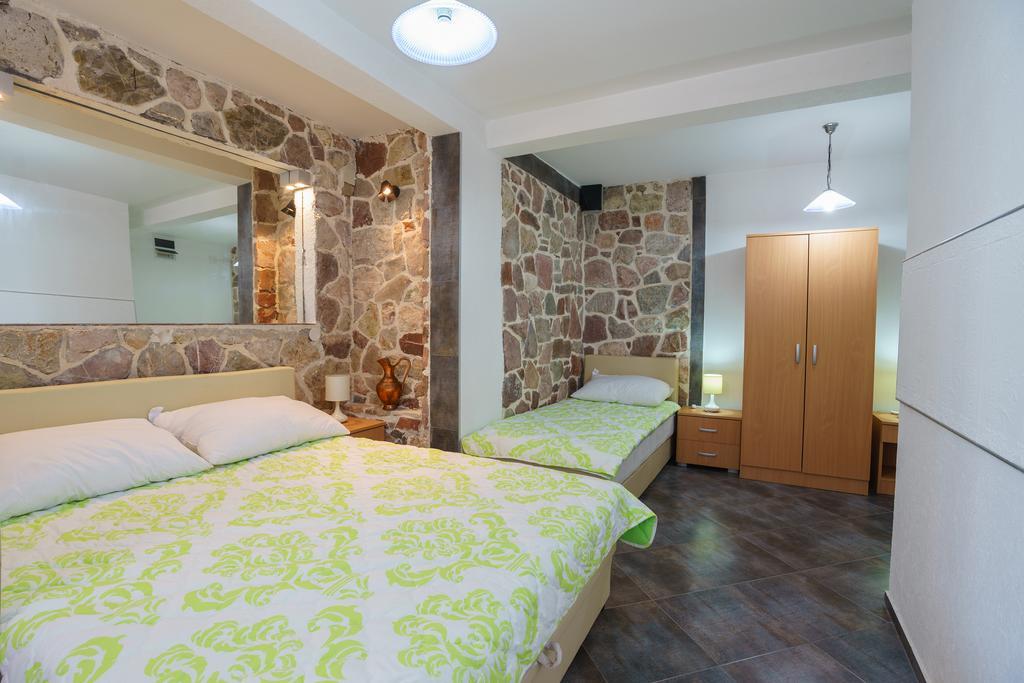 Apartments Zezelj Sveti Stefan Ngoại thất bức ảnh